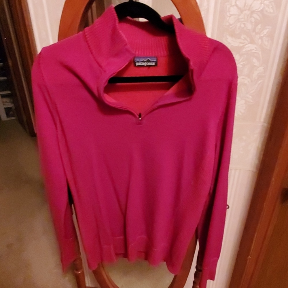 Patagonia M/L magenta sweater